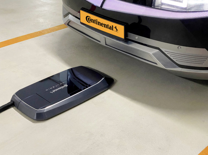CONTINENTAL ENTWICKELT GEMEINSAM MIT VOLTERIO VOLLAUTOMATISCHEN LADEROBOTER FÜR E-FAHRZEUGE